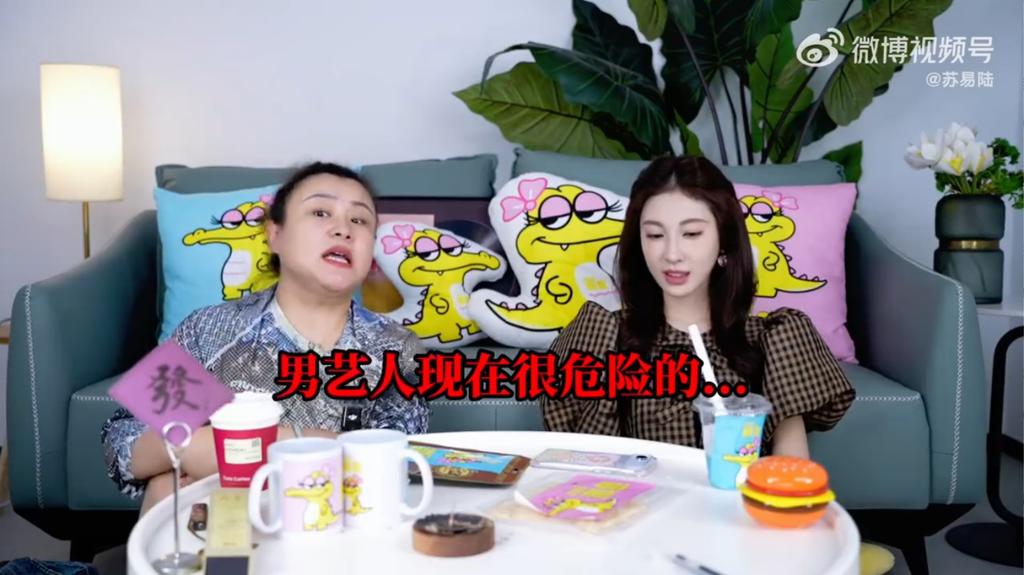 張小婉(右)和經紀人一起錄製Podcast。 (圖/翻攝自微博)