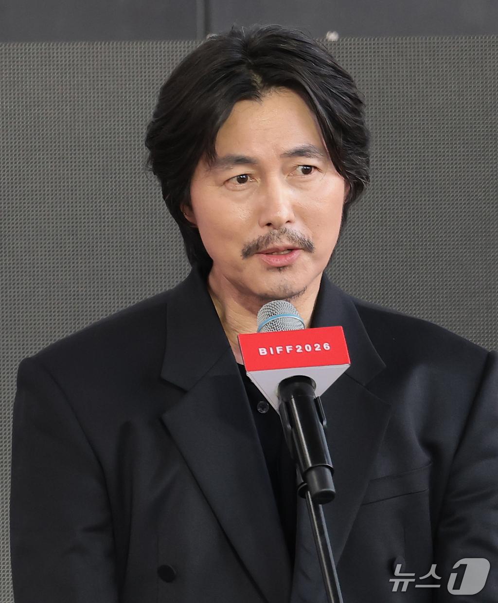 鄭雨盛為宣傳《韓國製造2》現身2026年釜山影展。（圖／news1提供）