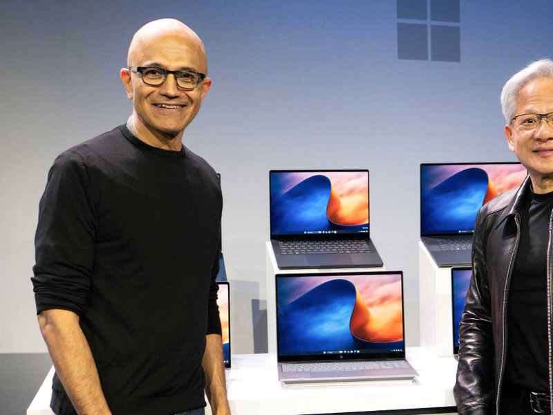 NVIDIA 創辦人暨執行長黃仁勳在 Windows AI and Surface 活動中,與 Microsoft 執行長 Satya Nadella 進行爐邊對談。(圖/輝達提供)
