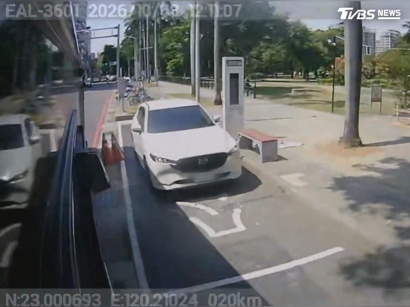 台南一輛休旅車違規占用公車專用停車格,導致公車無法順利停靠。(圖/TVBS)