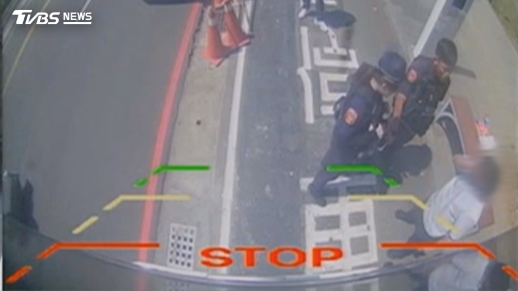 警方到場後依法開罰違規車輛,公車司機則暫時不提出告訴。(圖/TVBS)