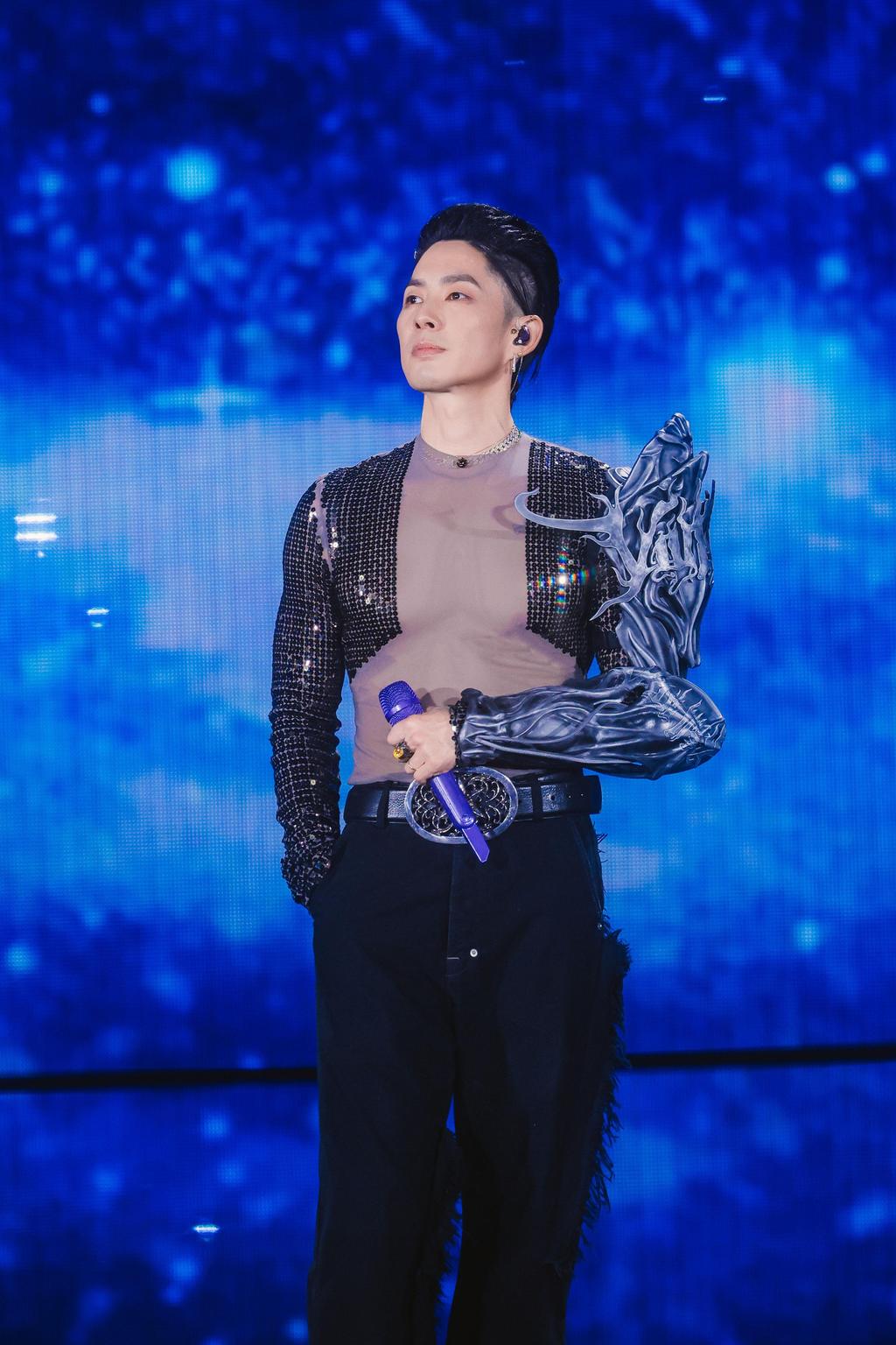 熱愛音樂與舞蹈的吳建豪，在 SOLO 舞台上完美體現了新專輯《Dance Until We Die》的精神。（圖／相信音樂提供）