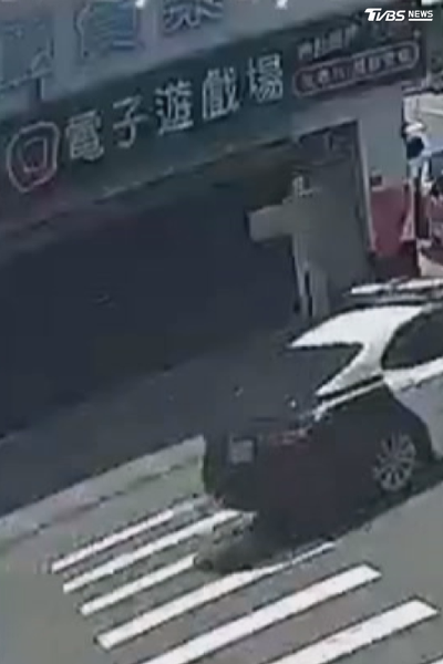 遇警盤查心虛!19歲騎士丟包友人落跑 逃逸3分鐘後仍被逮