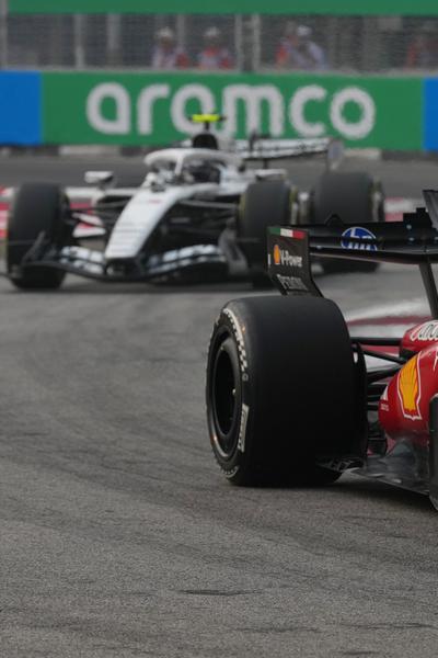 放棄搭機改踏鐵馬! F1現役車手博塔斯 「騎」進星國大獎賽
