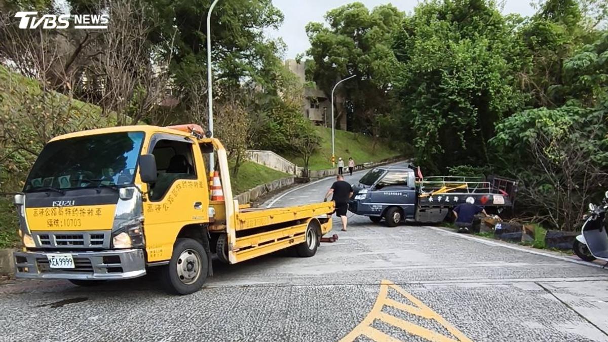 瓦斯桶掉滿地!小貨車政大校園內失控翻覆