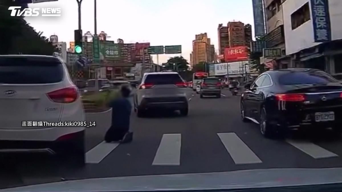 台中貨車肇逃被追回!男當街「雙膝跪地」 警查出無照駕駛