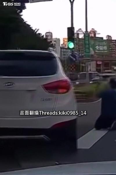台中貨車肇逃被追回!男當街「雙膝跪地」 警查出無照駕駛