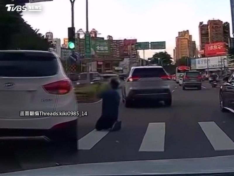 台中貨車肇逃被追回!男當街「雙膝跪地」 警查出無照駕駛(圖/TVBS)