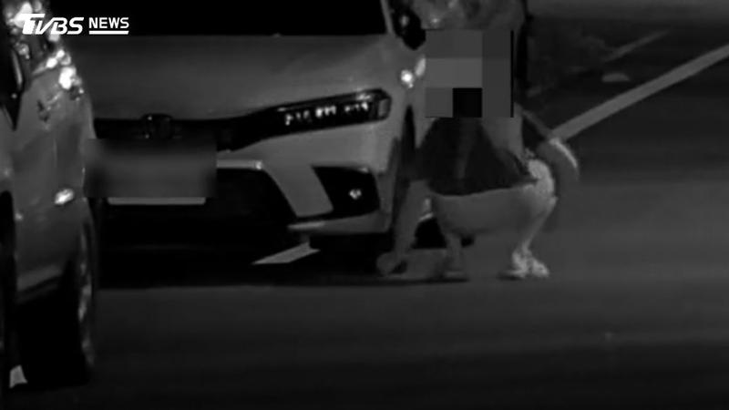 買鐵釘擺路邊車輛輪胎前,男開車犯案,遭警逮辯稱「那我媽的車」。(圖/TVBS)