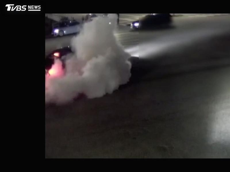 社群揪團玩甩尾!3男深夜燒胎擾民 拔車牌逃竄仍遭逮罰近8萬(圖/TVBS)