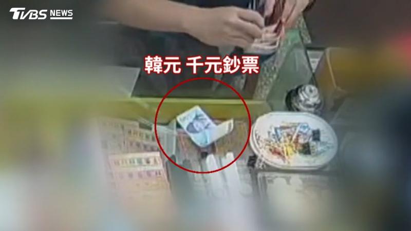 男買賓果彩券掏藍色鈔票付款,老闆忙碌沒細看,清點驚覺收到韓元。(圖/TVBS)