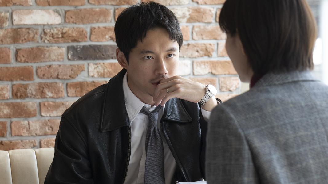 坂口健太郎在《綁架遊戲 kiDnap GAME》中必須仔細探查亞洲7地同時發生的綁架案件的內幕。(圖/Hami Video提供)