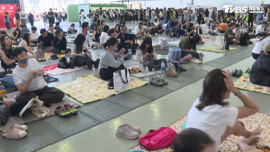 活動結合韓式美食與野餐區,讓歌迷從早嗨到晚。(圖/TVBS)