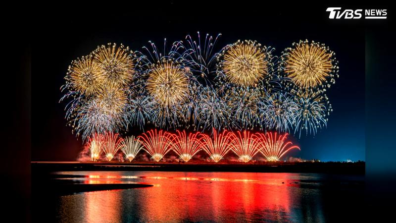 國慶焰火今年移師台東海濱公園舉行,睽違9年再度於台東施放。(圖/TVBS)