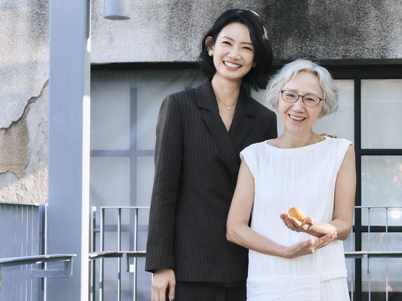 陸弈靜(右)、吳奕蓉劇中母女情很動人。(圖/客家電視台提供)