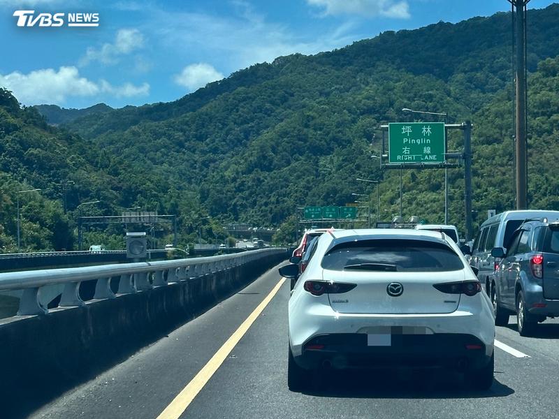 明天連假第2天車流量大,國道5號北向恐從中午塞到凌晨。(示意圖/TVBS)