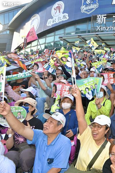 李四川喊新北只有川流!蘇巧慧新莊合體沈伯洋「萬人擠爆」畫面曝