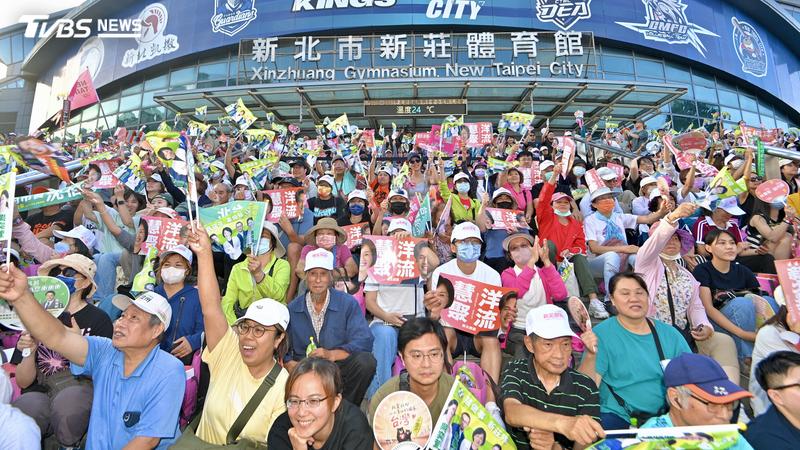 民進黨台北市長參選人沈伯洋、新北市長參選人蘇巧慧到新莊合體,民眾擠爆物新莊體育館前廣場。(圖/胡瑞麒攝)