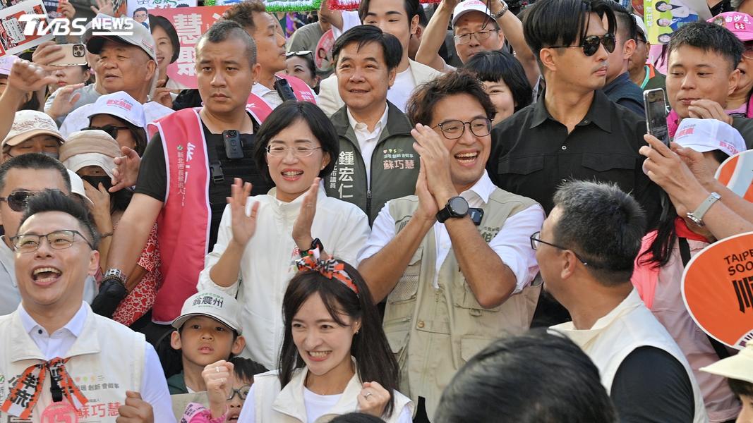 沈伯洋、蘇巧慧合體,民眾爭相合影。(圖/胡瑞麒攝)