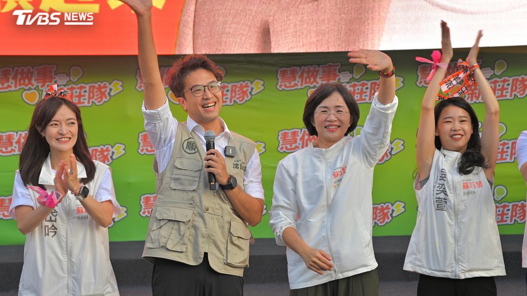 沈伯洋、蘇巧慧在舞台上向民眾問好。(圖/胡瑞麒攝)