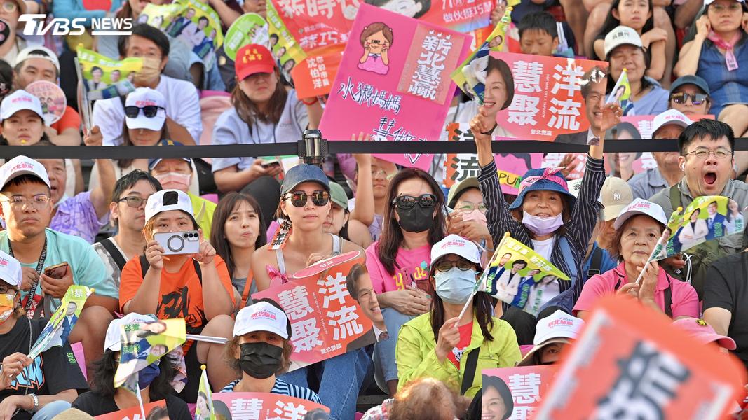 不少民眾拿著自製手板到場應援。(圖/胡瑞麒攝)