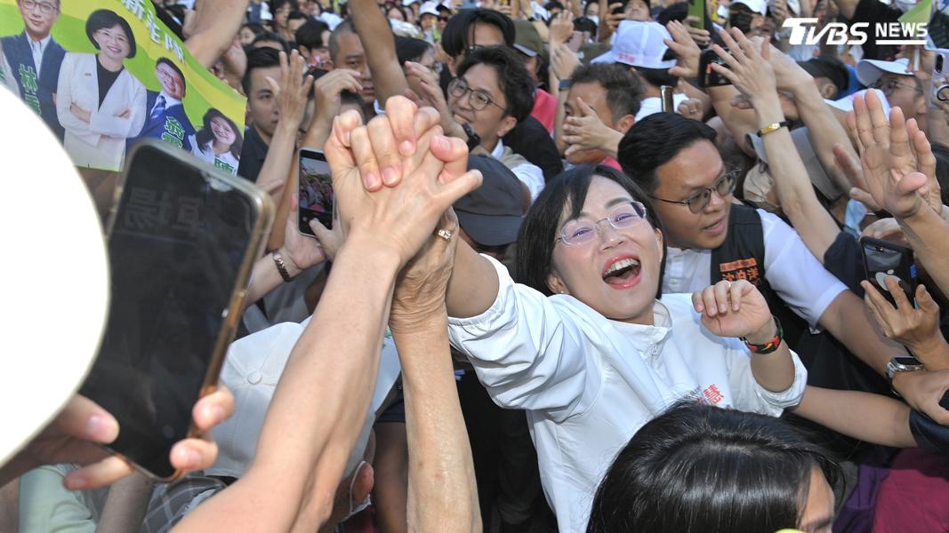 蘇巧慧、沈伯洋「大進場」與民眾互動。(圖/胡瑞麒攝)