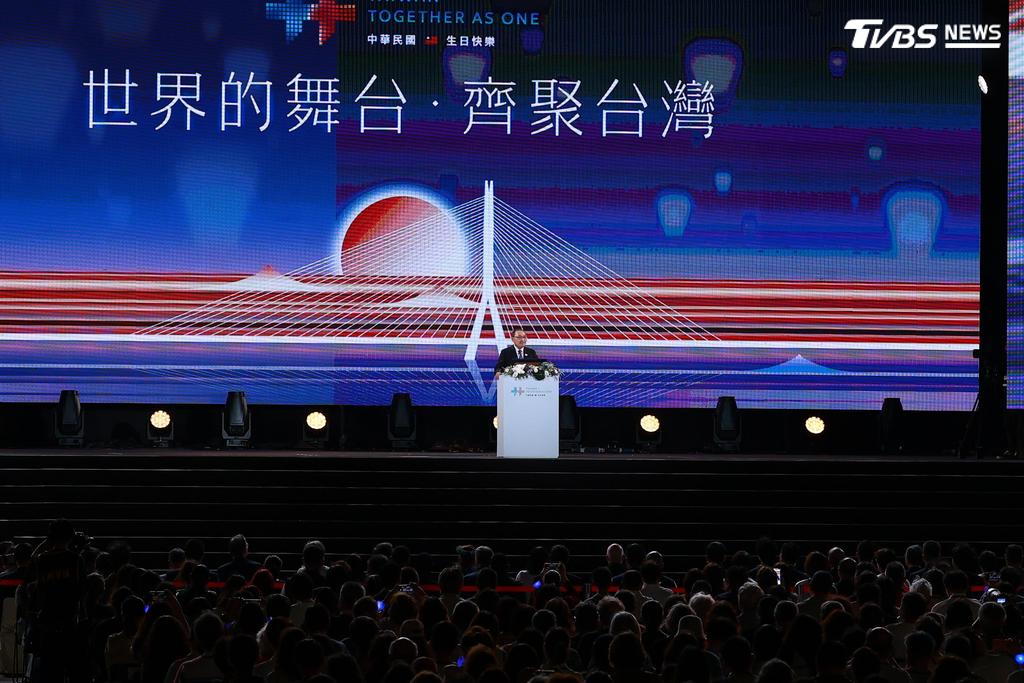 今年國慶晚會在新北「世界的舞台,齊聚台灣」,今(9)日晚間在板橋第一運動場登場。(圖/黃城碩攝)