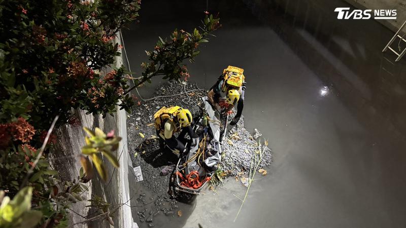 彰化老婦今(9)日凌晨離家失聯,警消傍晚在社頭鄉圳渠內尋獲婦人遺體。(圖/TVBS)