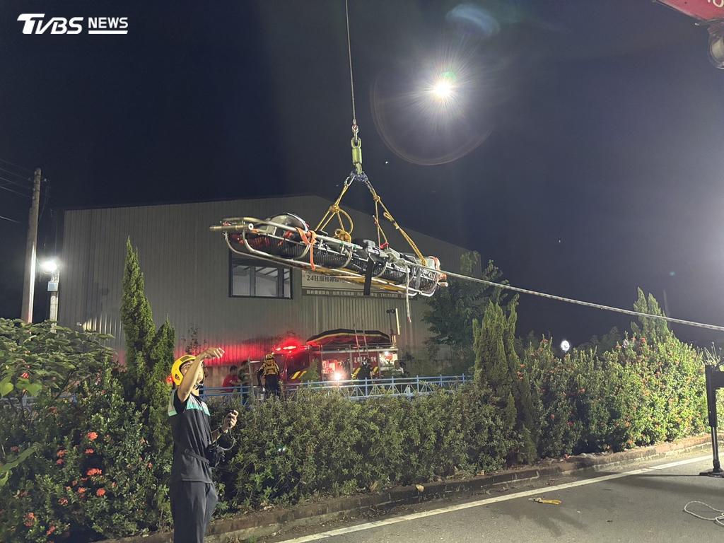 搜救人員將遺體打撈上岸,確認身份無誤後交由員警及家屬處理。(圖/TVBS)