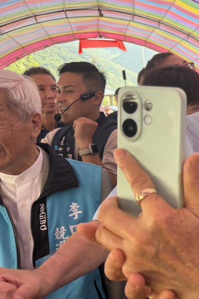 李四川萬里競總「舞台突塌陷」!主持人急中生智喊:壓倒性勝利