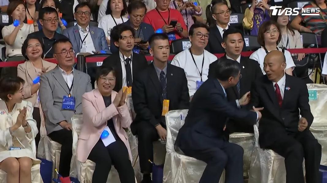 賴清德喊話速審總預算,台下響起熱烈歡呼與掌聲,而正在鼓掌的卓榮泰也主動要向韓國瑜握手。(圖/TVBS)