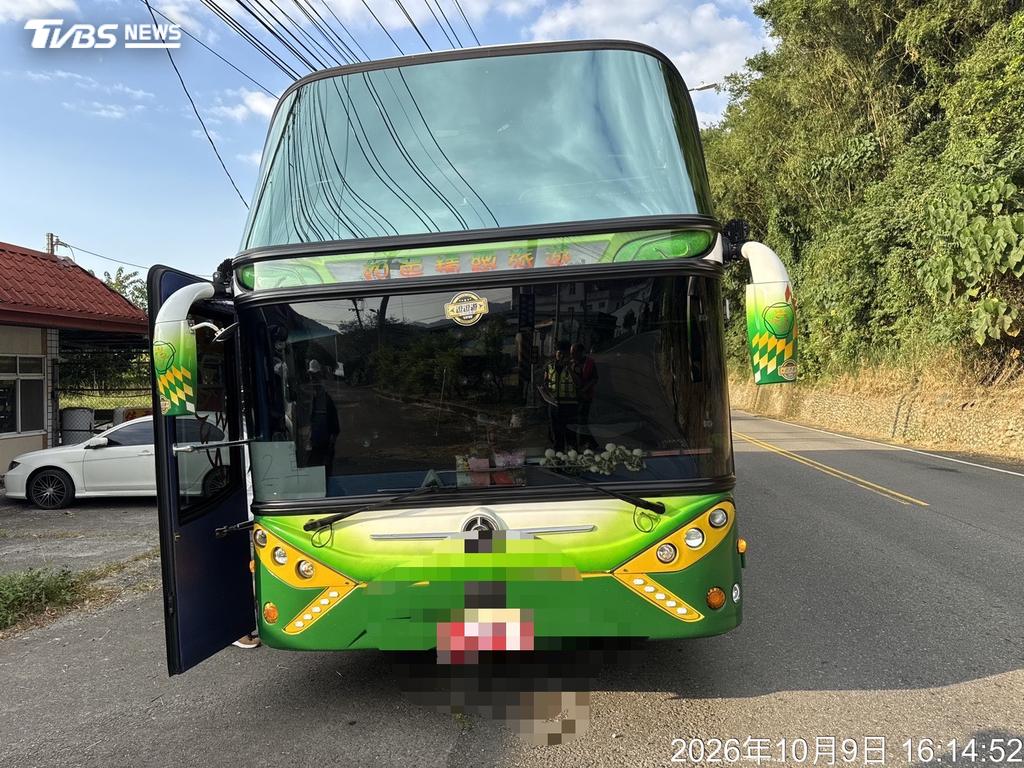 台中市東勢區東關路四段今（9）日下午發生遊覽車與機車碰撞事故。（圖／TVBS）