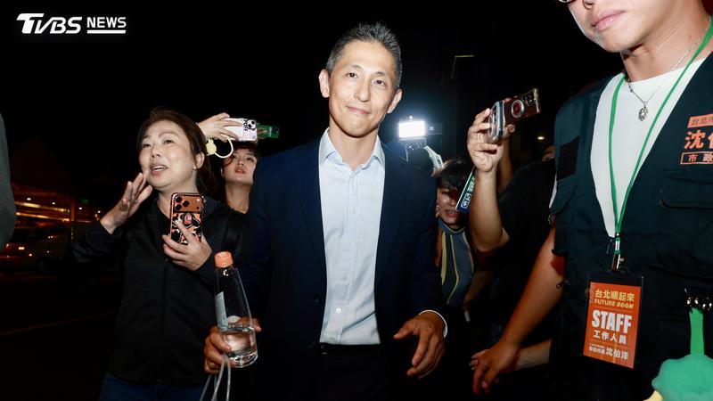 壯闊台灣聯盟創辦人吳怡農被問松山機場遷建問題,僅低調回應一句話。(圖/華子琛攝)