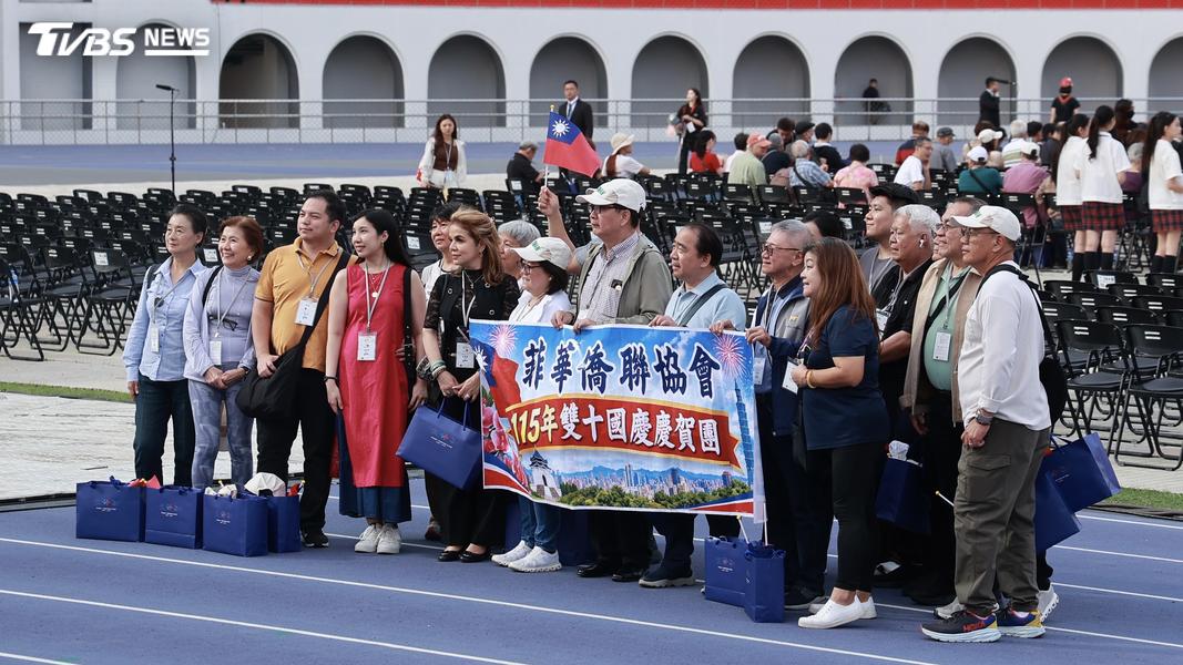 僑胞與民眾齊聚板橋第一運動場,參與國慶晚會。(圖/黃城碩攝)