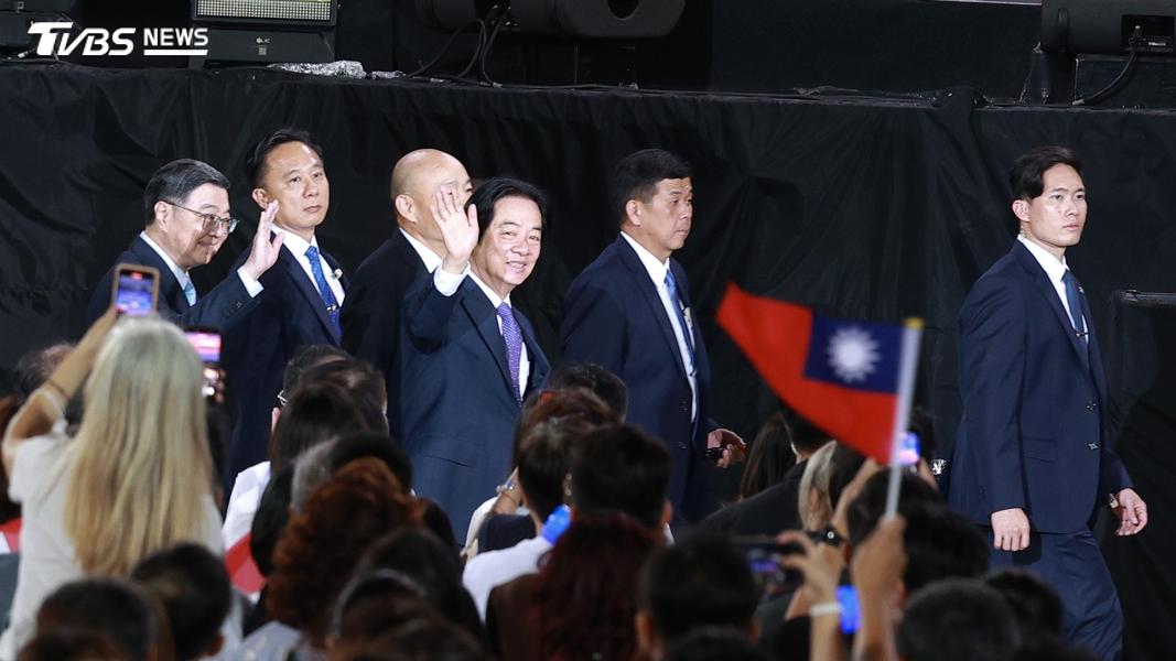 總統賴清德、立法院長韓國瑜及行政院長卓榮泰向民眾熱情揮手。(圖/黃城碩攝)