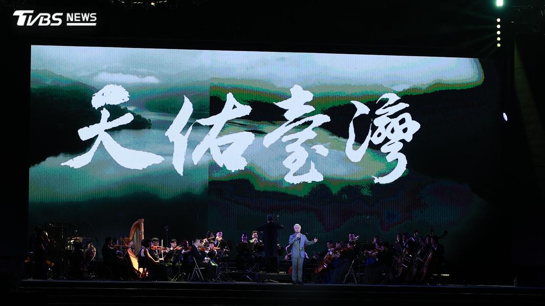 金曲客語歌手黃子軒攜手新北市交響樂團、少年合唱團,以管弦樂重新演繹〈雨夜花〉及客語版〈天佑台灣〉。(圖/黃城碩攝)