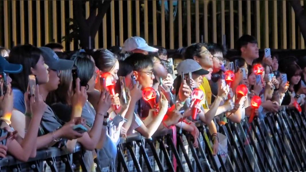 高雄公園音樂節首日,除了韓團接力發揮,國內創作型才子佳人也接連登場,讓台下粉絲如癡如醉。(圖/民眾提供)