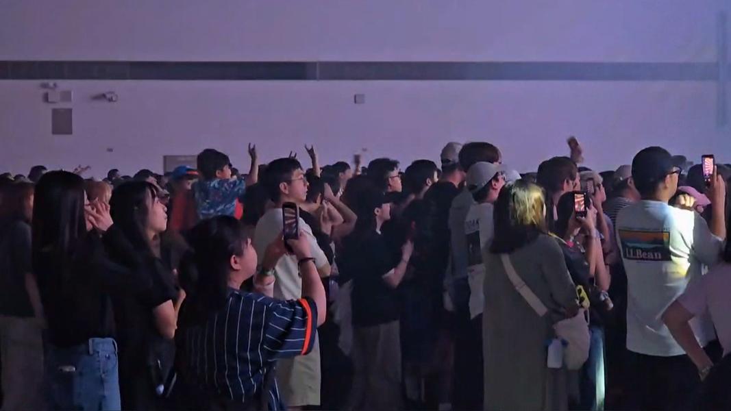 高雄公園音樂節首日,除了韓團接力發揮,國內創作型才子佳人也接連登場,讓台下粉絲如癡如醉。(圖/民眾提供)