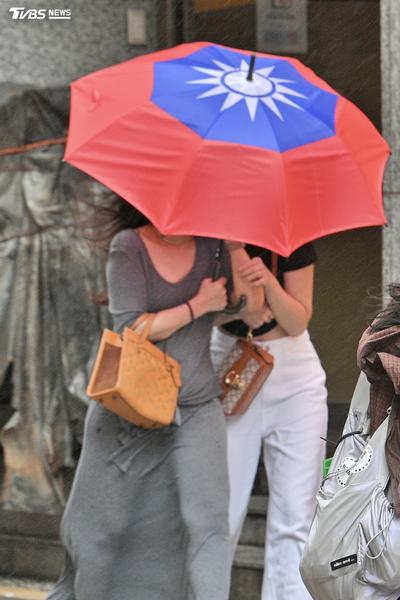 天氣/雙十國慶升旗涼颼颼!溫差猛飆15度 雙颱共存對台威脅曝光