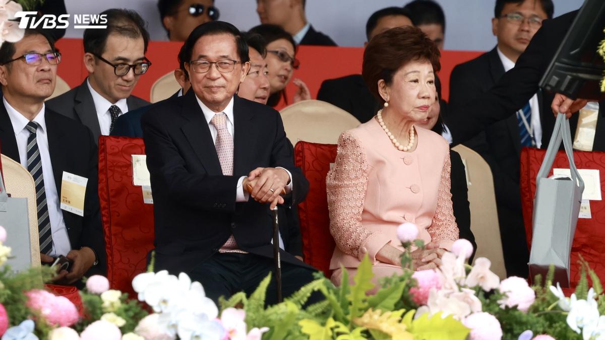 圖輯/國慶大會陳水扁、黃國昌咬耳朵 馬英九缺席