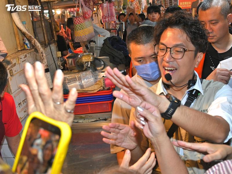 沈伯洋掃街拜票。(圖/胡瑞麒攝)