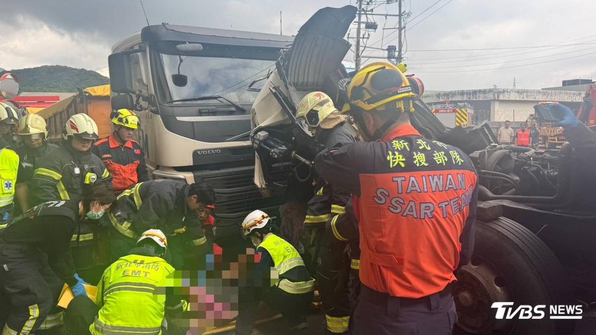 快訊/瑞芳嚴重車禍!大貨車猛撞聯結車「男駕駛困車內」