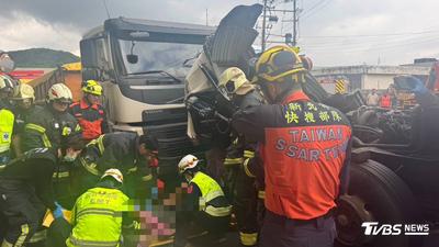 快訊/瑞芳嚴重車禍!大貨車猛撞聯結車「男駕駛困車內」