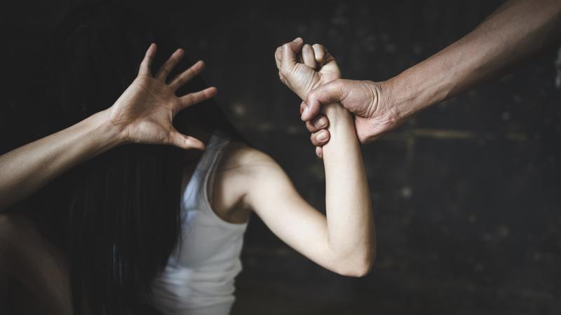 院長利用職務之便,對女院生觸摸胸部與臀部等私密部位。(圖/Shutterstock達志影像)