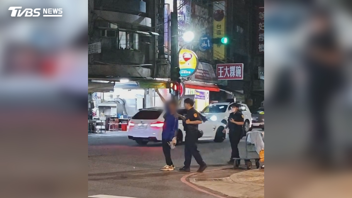 男酒醉鬧街「求上銬」 警無奈帶回