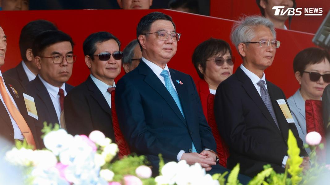 立法院長韓國瑜在國慶致詞,喊話要行政立法院大家坐下、靜下心,行政院長卓榮在台上聆聽表情嚴肅。(圖/胡瑞麒攝)