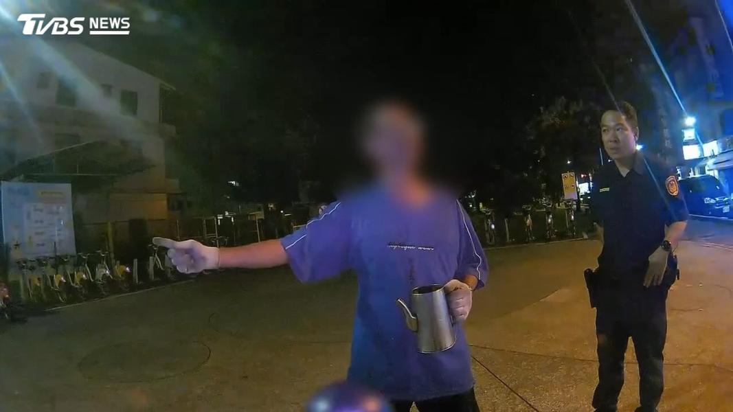 員警趕到現場時,發現59歲潘姓男子疑似飲酒過量,身上散發濃濃酒味,且在大街上大聲喧嘩。(圖/TVBS)