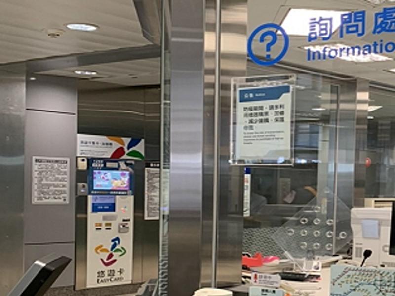 男子不滿詢問處沒人,竟敲碎壓克力屏風挨告。(示意圖/翻攝畫面)