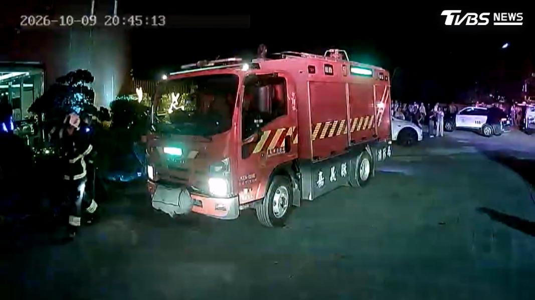 嘉義潭水庫旁的飯店半夜起火,多輛消防車陸續到場支援,大批民眾幸好安全被疏散到樓下。(圖/TVBS)