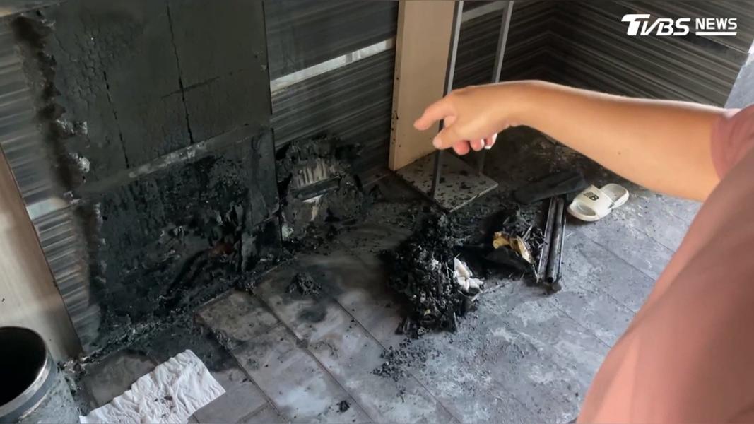 火調科人員上午重回飯店進行調查,失火房間的地板和牆壁留有明顯焦黑痕跡,周邊環境相當凌亂。(圖/TVBS)